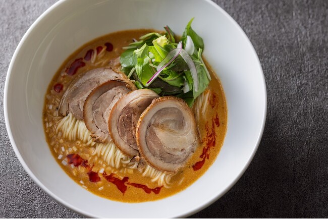 吉祥寺に夏を彩る「冷やし担々麺」が登場！ 喉越し豊かな麺と24種類の食材で楽しむパワーサラダを開放感あふれるホテルのダイニングで。