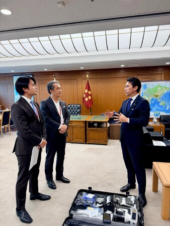 場所を問わず、質の高い医療提供のために DeNA/アルムが“持ち運べる診療所”を防衛大臣に紹介