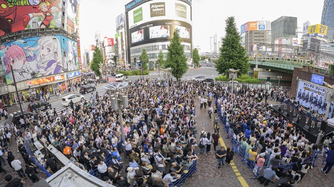 佐久間宣行プロデュースアイドル「ラフ×ラフ」新宿駅前で大規模なフリーライブを開催し、1522人が熱狂公約達成で「全国47都道府県巡業開催」が決定！