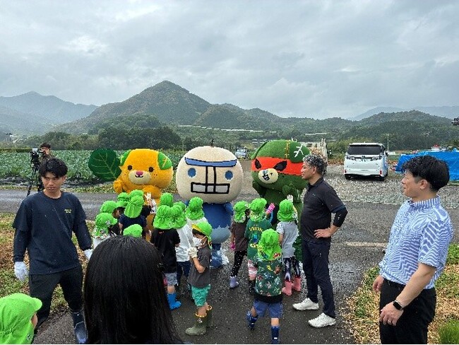 ファンケル、愛媛県・西予市と連携し、園児向け「食育×紫外線対策」講座を初開催。ケール収穫や緑のみかんジュース体験で地元の魅力を学ぶ