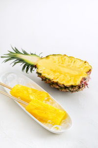 太宰府参道で味わう、ひんやり贅沢な夏スイーツが登場！石垣島産高級パインを使用した「プレミアム葛アイスバー」発売