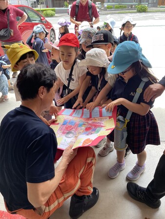 【名古屋市東区】インターナショナルスクール（英語保育園）の園児たちが消防士へ「ありがとう」を届ける！