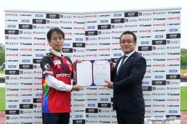 認証授与式 2026年6月7日 於:とうほう・みんなのスタジアム 左から、福島ユナイテッドFC 代表取締役会長 寺部 達朗様、BSIジャパン 営業・マーケティング本部本部長 楠本 寛斎 認証授与式 2026年6月7日 於:とうほう・みんなのスタジアム 左から、福島ユナイテッドFC 代表取締役会長 寺部 達朗様、BSIジャパン 営業・マーケティング本部本部長 楠本 寛斎
