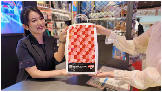 成田国際空港の免税店「Fa-So-La」で国内空港店舗初バイオマスマーク「95％」認定のショッピングバッグを導入