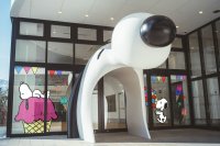 スヌーピーミュージアムにカラフルで楽しい夏が到来！夏を楽しむスヌーピーたちやアイスクリームモチーフの装飾、ノベルティが登場　期間限定イベント「ハッピー・サマー」7月4日(土)より開催！