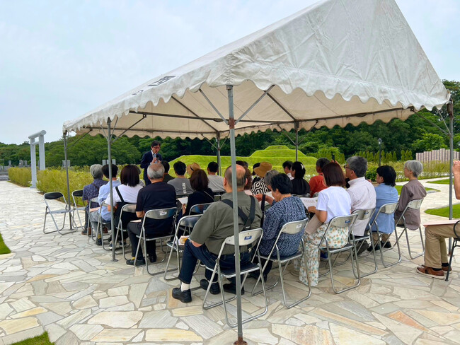 「古墳のお墓」を代表 竹田恒泰が解説　高松ほたるローズガーデン古墳墓、現地説明会に約100名の超満員【株式会社前方後円墳】