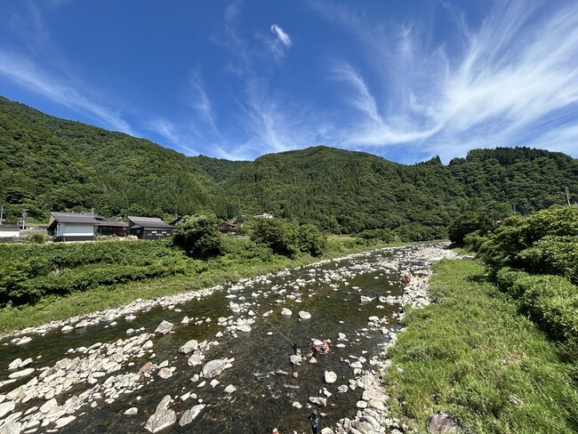 【岐阜県飛騨市】「海なし県のまち」岐阜県飛騨市の住民とファンが挑む”海洋保全”！「海の汚れは川ごみも原因」清掃活動で汗を流し、地元“絶品鮎”を味わうサステナブルな大作戦