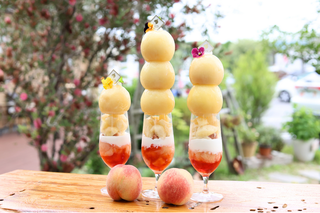いちご農園カフェ「KingFarmCafe」の夏が始まる。昨年大好評、完熟ももを最大３玉のせた「もももももものももパフェ」を期間限定販売！