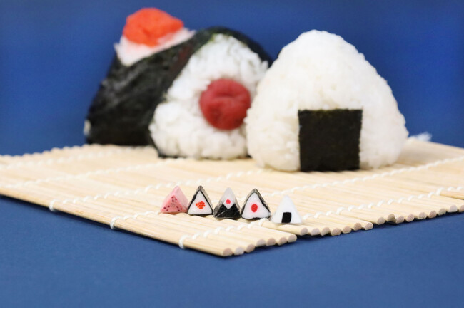 見た目はおにぎり！味はフルーツ?!　初挑戦の“正三角形”キャンディ　PAPABUBBLEのアーティシリーズ第三弾　6月18日より発売