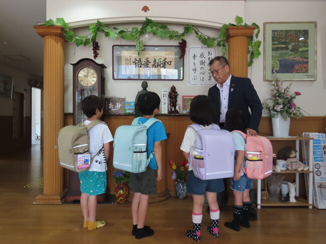 プラス、新入学時に限らない通学支援へ 軽・開ランドセル「パッかる」51個を社会福祉法人へ寄贈