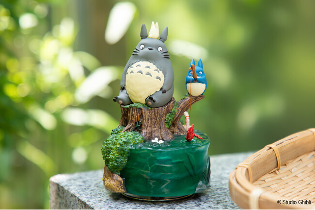 トトロたちが池のほとりで釣りを楽しむ様子を表現したオルゴールと暑い夏に涼を添える扇子を収納できる扇子袋の2種が2026年6月20日(土)より「ジブリがいっぱい どんぐり共和国」にて発売！