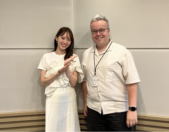ABCアナウンサー新貝まゆがお送りする“新解釈”ラジオ『新貝まゆのしんかい釈』第一回ゲストは、サッカー解説者ベン・メイブリー氏