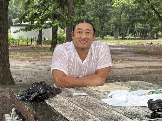 メ～テレ『秋山の楽しすぎる約30分』でロバート秋山 “雨を全く気にしないバラエティ“で ズブ濡れに！？秋山「梅雨でロケの内容を変更するのは大変。視聴者の皆さんも、雨の画に慣れて」