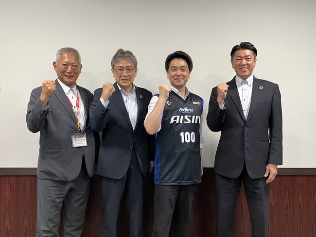 シーホース三河・寺部康弘社長と佐古賢一TDがみよし市を訪問。小山祐市長、増岡潤一郎教育長とスポーツを通じた地域活性化を語る