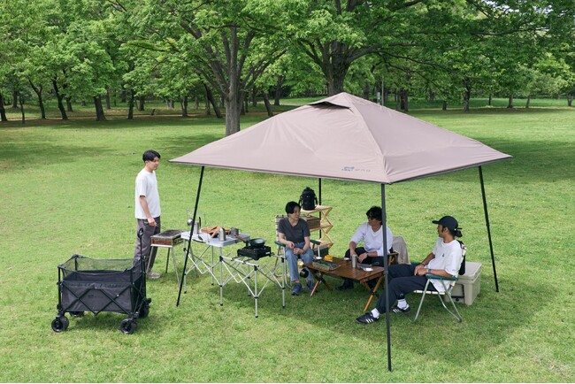 夏の外遊びに、ワンアクションで日陰の拠点を。WAQの3m×3mタープ「WAQ EASE TARP 3.0」が本日12時発売