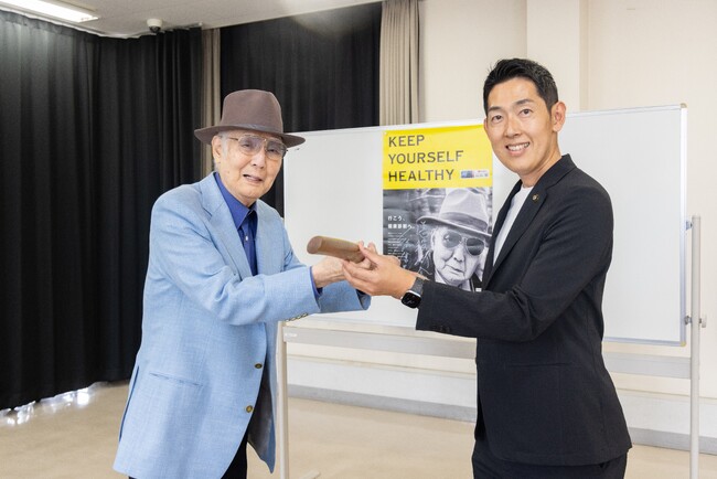俳優・八名信夫氏から「刀 銘 肥前國住近江大掾藤原忠廣」が備前長船刀剣博物館に寄贈されました[岡山県瀬戸内市]