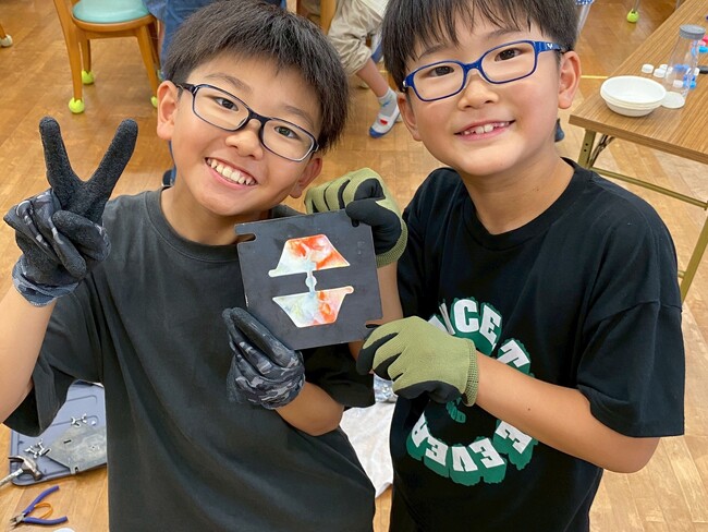 海をこえて4か国から届いたペットボトルキャップ77個が、子どもたちの手で“高島のかたち”のキーホルダーに｜高島小学校が海洋プラスチックをアップサイクル