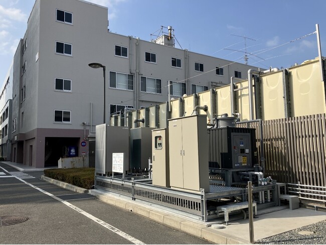 社内福利厚生施設「Culture Base.」に純水素型燃料電池を導入。社員食堂を中心とした電力・給湯に活用することでエネルギー効率向上を図り、社内外へ向けたコージェネレーション価値の訴求を開始
