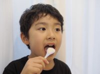 舌ブラシで変わる、子どもの口腔ケア　～口臭の主な原因と言われている“舌苔”をきれいに～SHIKIEN公式HPにて「舌ケア習慣」の情報を公開