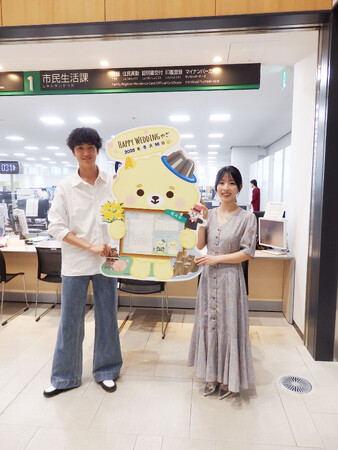 【福井県坂井市】2人の門出、ほや丸のオリジナル婚姻届で祝福するざ☆