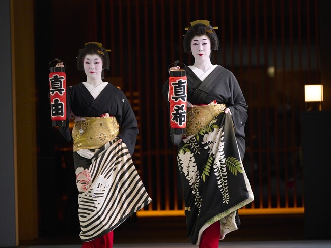 東京・赤坂で受け継がれる伝統芸能とモダンな空間が共鳴。「ザ・キャピトルホテル 東急」ロビーにて赤坂芸者の特別舞台を開催