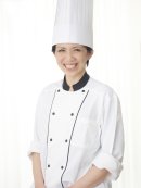 「おかしやシュクエピ」代表の手塚 郁実。パティシエ歴27年、お菓子教室を17年間主宰し、これまでに延べ1万人以上を指導。 「おかしやシュクエピ」代表の手塚 郁実。パティシエ歴27年、お菓子教室を17年間主宰し、これまでに延べ1万人以上を指導。