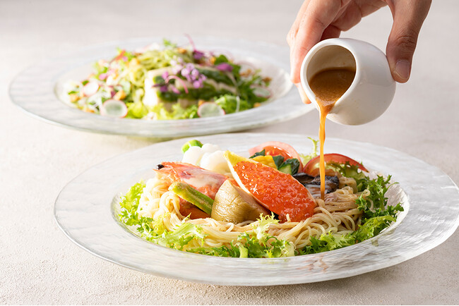 京都の夏を涼やかに味わう!京都東急ホテルが贈る、京野菜・賀茂茄子や海の幸を使用した2種の華やかな涼麺が期間限定で販売開始