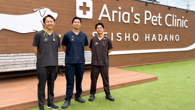 現役医師監修の機能性メディカルウェアブランド「WWS Medical」、アリアスペットクリニックグループの獣医師ユニフォームに、犬猫の毛が付きにくく、汚れに強い「スクラブシャツ」「スクラブパンツ」導入