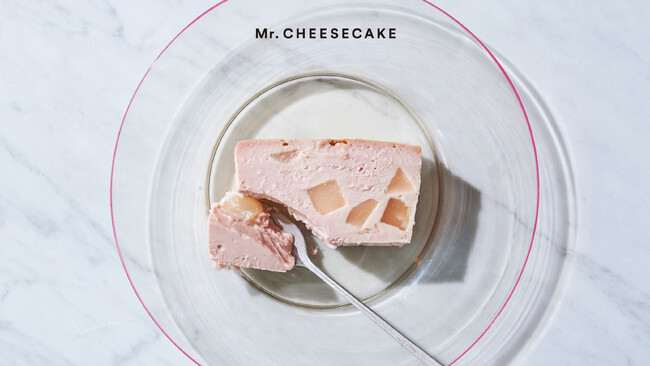 Mr. CHEESECAKEに、ラズベリーと桃を組み合わせてピーチ・メルバを表現した爽やかで瑞々しい夏限定フレーバー「Mr. CHEESECAKE Peach Raspberry」が登場