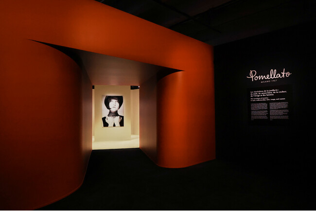 ポメラート、パリで初開催となる展覧会にて新作ハイジュエリーコレクション「ポメラート スティーレ・リベロ」を初披露