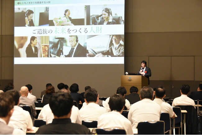 テンプレート型葬儀からオーダーメイド型葬儀へ“100人いれば100通りのお葬式”を実現するむすびす代表・中川貴之が、最適プラン提案の考え方を講演