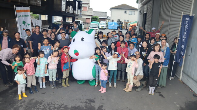 新緑の深谷市で焼きたて野菜に冷やしキュウリ　沃土会「収穫祭」に利用者家族44人参加〔埼玉〕