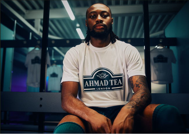 世界中がサッカーでひとつになるこの夏、英国紅茶ブランド「AHMAD TEA（アーマッドティー）」がブランドアンバサダーにガーナ代表のアントワーヌ・セメニョを起用