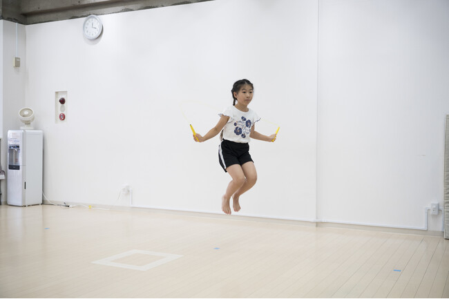 少人数指導のからだ機能スポーツ教室｜夏休み限定「縄跳び教室」を開催、苦手克服から二重跳び挑戦までサポート