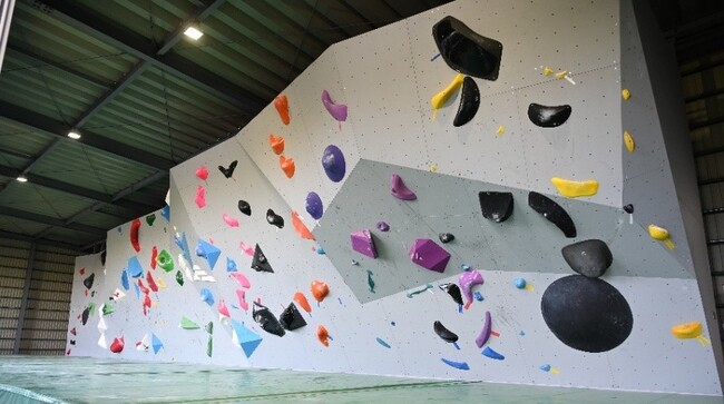 【摂南大学】クライミングのボルダーウォールが完成