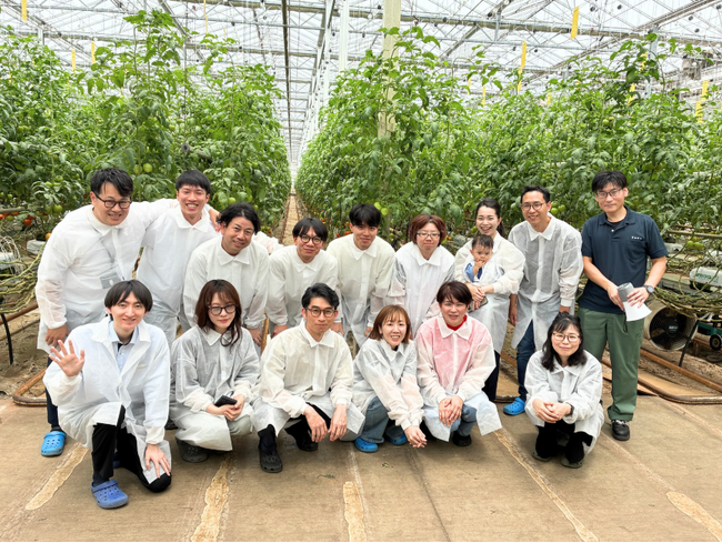 ＜野菜摂取推進プロジェクトの活動の一環＞ ANAグループ社員が、カゴメの生鮮トマト栽培拠点「響灘菜園」（福岡県北九州市）を見学