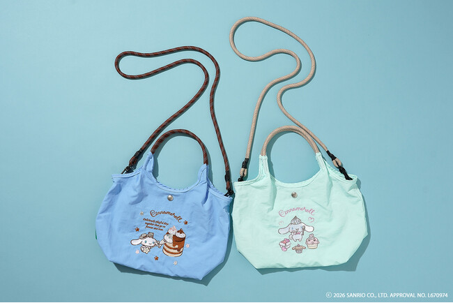 【シナモロール】新登場！心ときめく刺繍の美しさと頼れる実用性をこのひとつに。爽やかで上品なカラーが、いつもの装いにお洒落さをプラス。大人女子の毎日のお買い物からお出かけまでシーンで選べる2サイズ