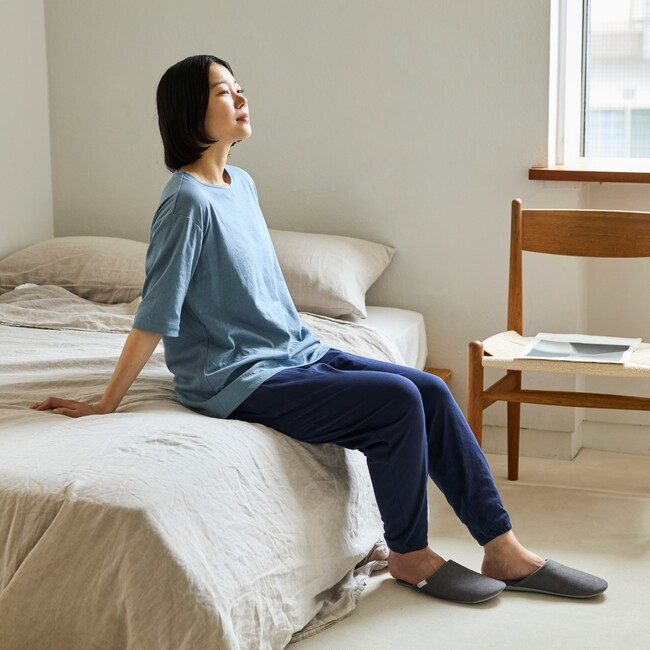 「夏の夜も、朝も、ずっと着ていたい。」伸びるコットンガーゼのパジャマ兼ルームウェアに、待望の半袖が誕生