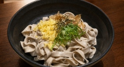 【7/1】京都「伏見の湯」隣接フードホールに蕎麦と甘味の店『楓』がオープン。14日まで「平打ち蕎麦」が大盛り無料に