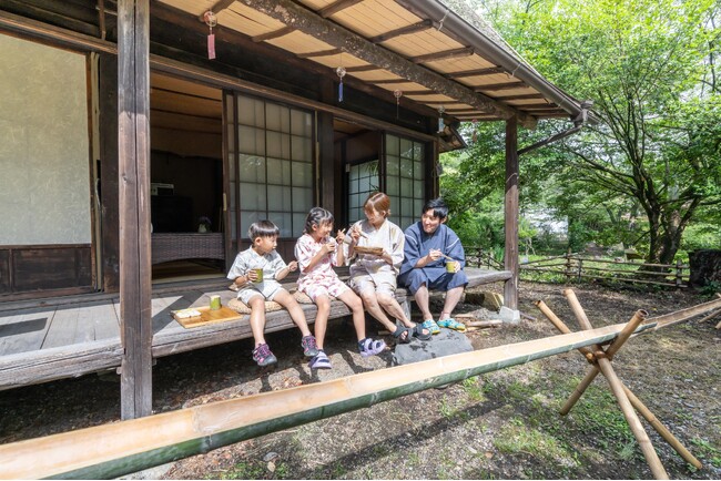 【愛知県尾張地方初！？】BBQの締めは本物の竹で流しそうめん。合掌造りを背景に、親子で“昔ながらの夏休み”を体験できる夏限定コンテンツが瀬戸市に登場。