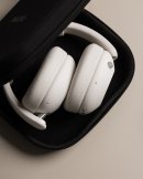 Sudio K3 Proミルクホワイト折りたたみケース使用イメージ Sudio K3 Proミルクホワイト折りたたみケース使用イメージ