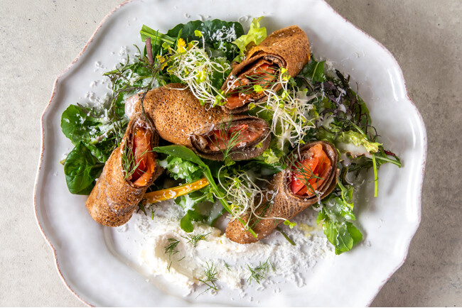 神戸のTOOTH TOOTHが手がける「TOOTH TOOTH BISTRO&CAFE」より、太陽の恵みを受けた旬の果実や野菜が彩る夏限定のガレットとデザートを7月2日（木）より新登場。