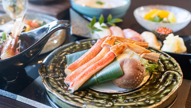 【開業5周年】『函館湯の川温泉 海と灯／ヒューイットリゾート』が7月限定の特別イベントを開催。ズワイガニのしゃぶしゃぶやマグロ実演が彩る「特別会席」と「和洋中ランチビュッフェ」をお届け
