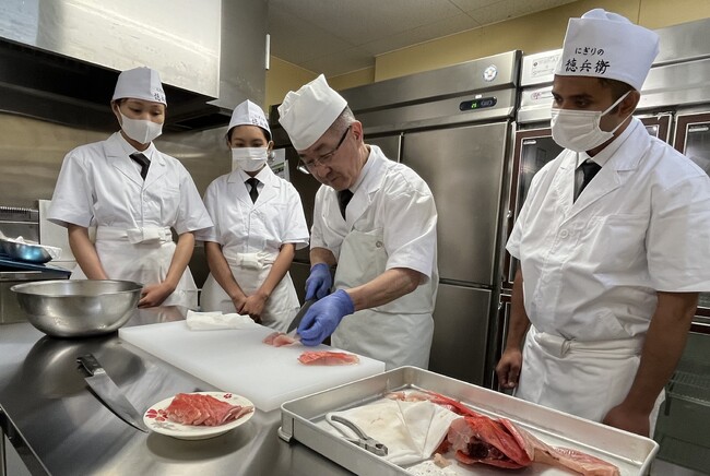 未経験から1か月で寿司職人へ。採用課題解決を目的とした「すし寺子屋」を開設