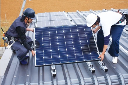 「カラオケまねきねこ」の電力を地域ではぐくむ！カクイチガレージ屋根発電所による電気の地産地消がスタート