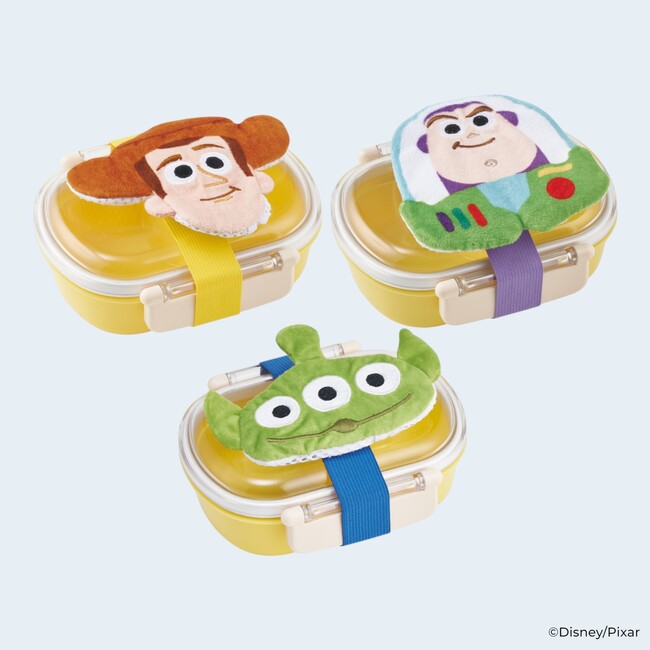 【ディズニー&ピクサー作品「トイ・ストーリー」シリーズ】保冷剤付きですぐ使える！保冷剤がズレにくく、マスコットも可愛い「保冷剤ポケット付きダイカットランチベルト」が、スケーターから新登場！