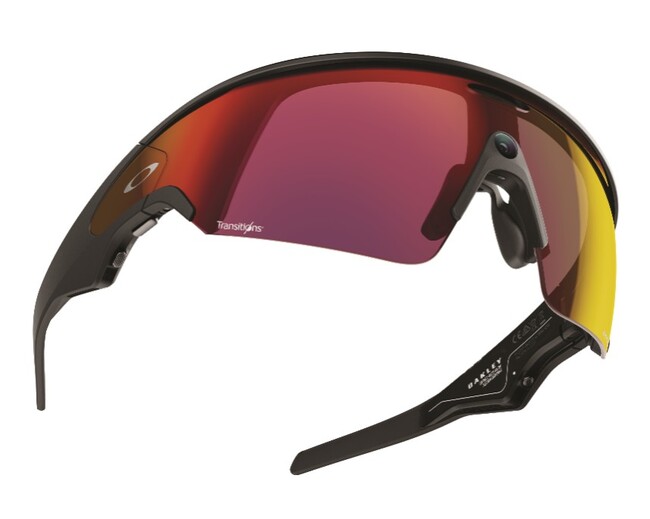オークリー、ブランド初となるPrizm(TM) Transitions(R)レンズを搭載した 「Oakley Meta Vanguard」の新色を発売