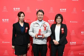 『ANDPAD AWARD 2026』授賞式にて。専門工事×Mid-Enterpriseカテゴリで見事『大賞』を受賞し、トロフィーを掲げる代表の結城 伸太郎(中央)と、全社DXの基盤を支え続けた管理メンバー 『ANDPAD AWARD 2026』授賞式にて。専門工事×Mid-Enterpriseカテゴリで見事『大賞』を受賞し、トロフィーを掲げる代表の結城 伸太郎(中央)と、全社DXの基盤を支え続けた管理メンバー