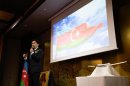 アゼルバイジャン国旗を背景に、両国交流の意義を紹介 アゼルバイジャン国旗を背景に、両国交流の意義を紹介