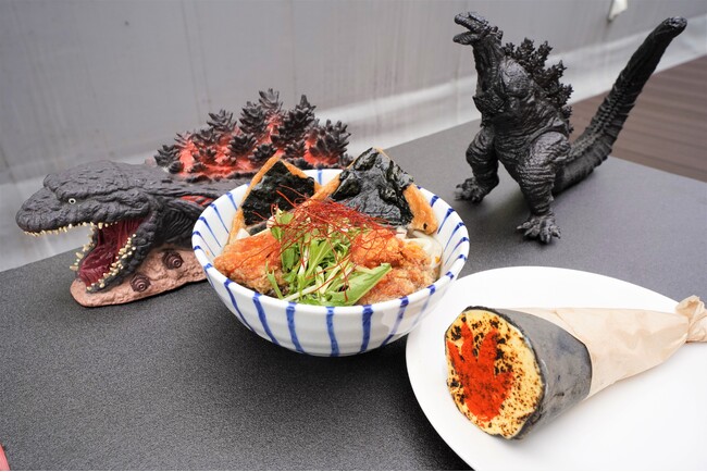 ニジゲンノモリ「ゴジラ迎撃作戦」 夏季限定コラボフード登場！人気の「アイスブリュレクレープ」復刻&「ゴジラ和風ブラック冷やしうどん」